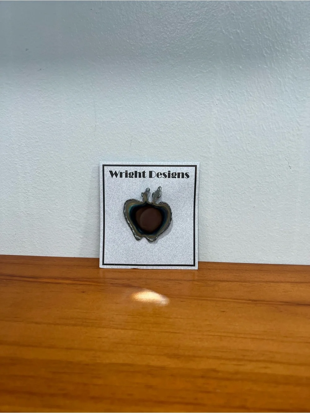 WRIGHT DESIGNS Metal Apple Brooch Pin NEW On Card 2 Scratches See Photo 7